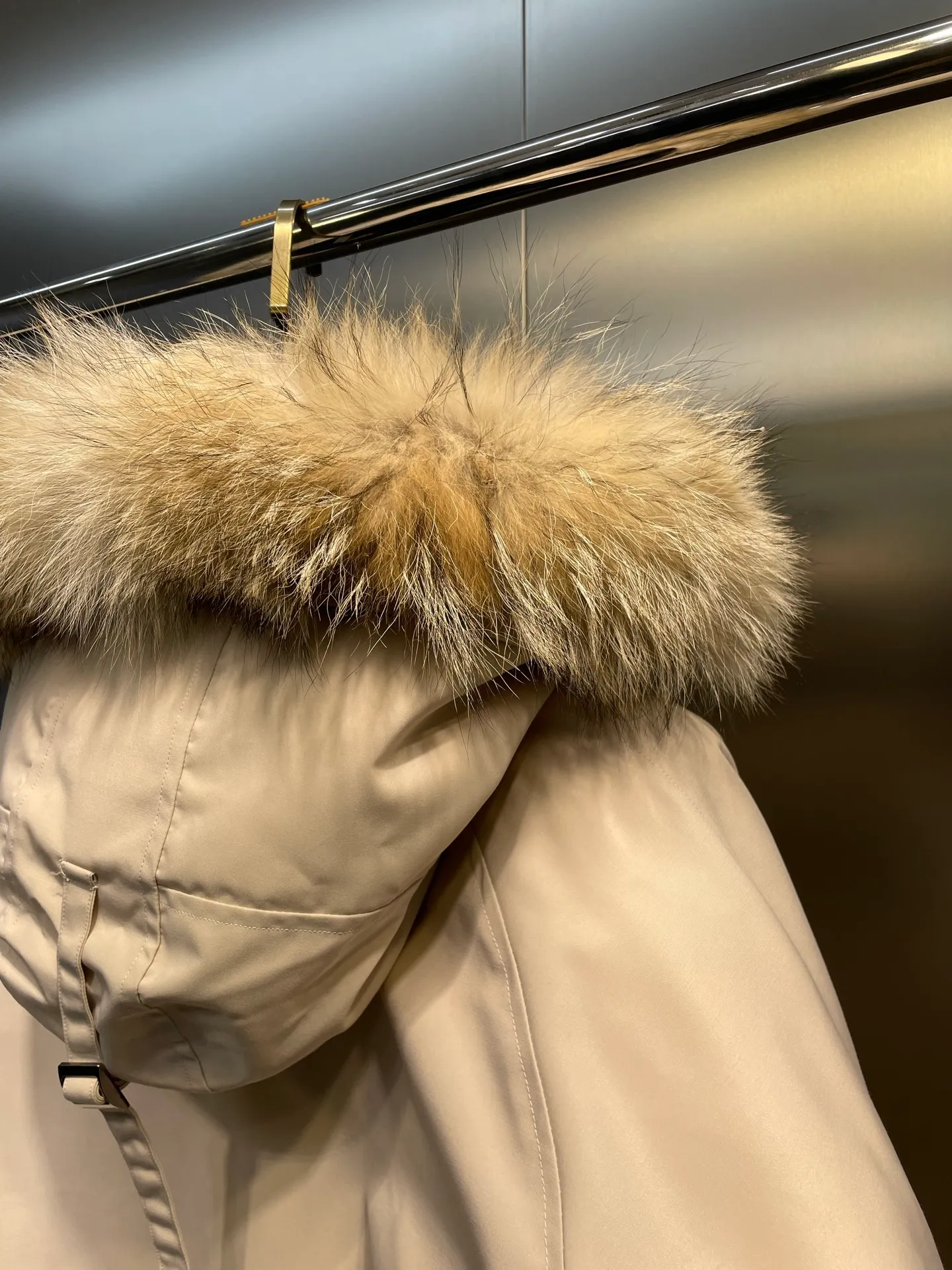 P780 high-end version Canada Goose Canada Goose #Chilliwack 7999M bomber jacket short down jacket/01 model #Men and Women Same Style# ➖ Genuine synchronous anti-counterfeiting chip sensor! ➖ Imported 21S polyester-cotton blended original fabric [last year’s 16S/18S hard fabrics have been completely eliminated, this year all use 21S genuine synchronous fabrics, the soft mid-strap feels delicate and textured], genuine synchronous Feather-Light 10D waterproof coating fabric, made of 84.5 polyester fiber and 15.5 cotton, 100% the best feel in the entire network! ➖ The genuine official website is synchronized with the national standard 80 white duck down, you can check the official website customer service, there will never be a series of misleading claims such as 90 down or goose down! ➖ Using the best nylon lining with double double-layer sealing design, velvet-proof No. 7 needle + grid-filled down ready-made garments, there is 100% no so-called velvet running! ➖ The cuffs are designed with thickened seamless threads, and the collar and pockets are lined with top-quality polar fleece to keep you warm and comfortable! ➖ Yoshida YKK provides original custom-made electroplated sliders. YKK two-way lockable zippers are tight and smooth and will not peel off paint! ➖ 3M composite guarantees that the Velcro is the same as the original, durable, and all accessories and hardware are custom-made! ➖ Imported BEHRINGER embroidery machine to customize the 10,000-needle embroidery logo, 98% of which can be reproduced to restore the original logo. You can check and compare on the official website! ➖ The fur collars are all made of large pieces of Western Canadian blue wolf hide, ensuring that each fur collar is 13-15cm wide!   Size:XS-XXL